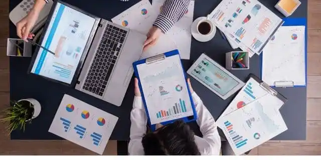 من هو المسوق الإلكتروني؟ المهارات والمسؤوليات ودوره في نجاح الأعمال الرقمية